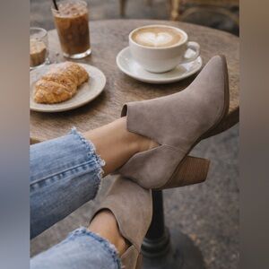 Vince Camuto Taupe Ankle Booties Size 7